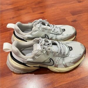 Nike Women's V2K Run